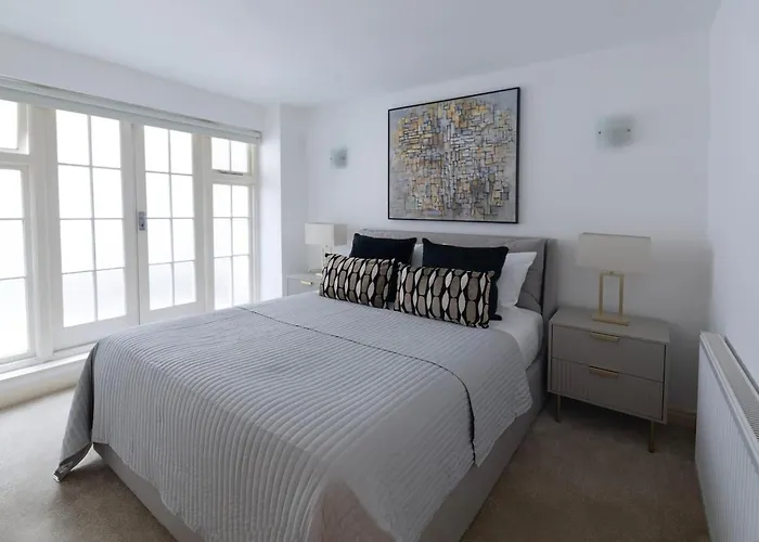 2 Bedroom Regents Park Retreat